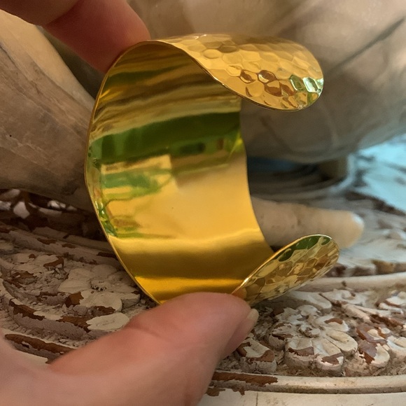Vintage Avon Hammered Gold Cuff Bracelet - Picture 5 of 8